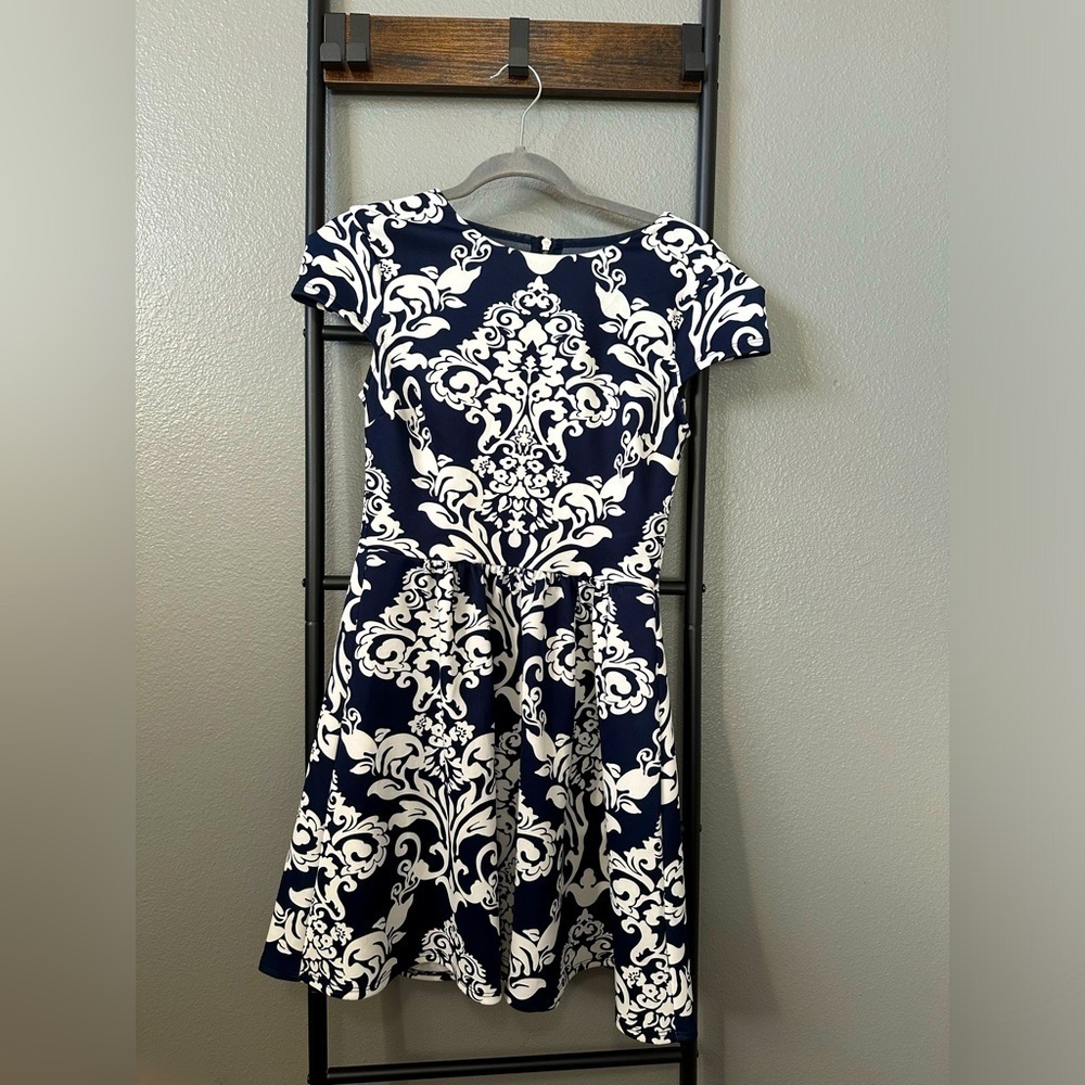 B. Darlin Navy/White Abstract Dress. Size 7/8. Worn once. - Picture 2 of 8